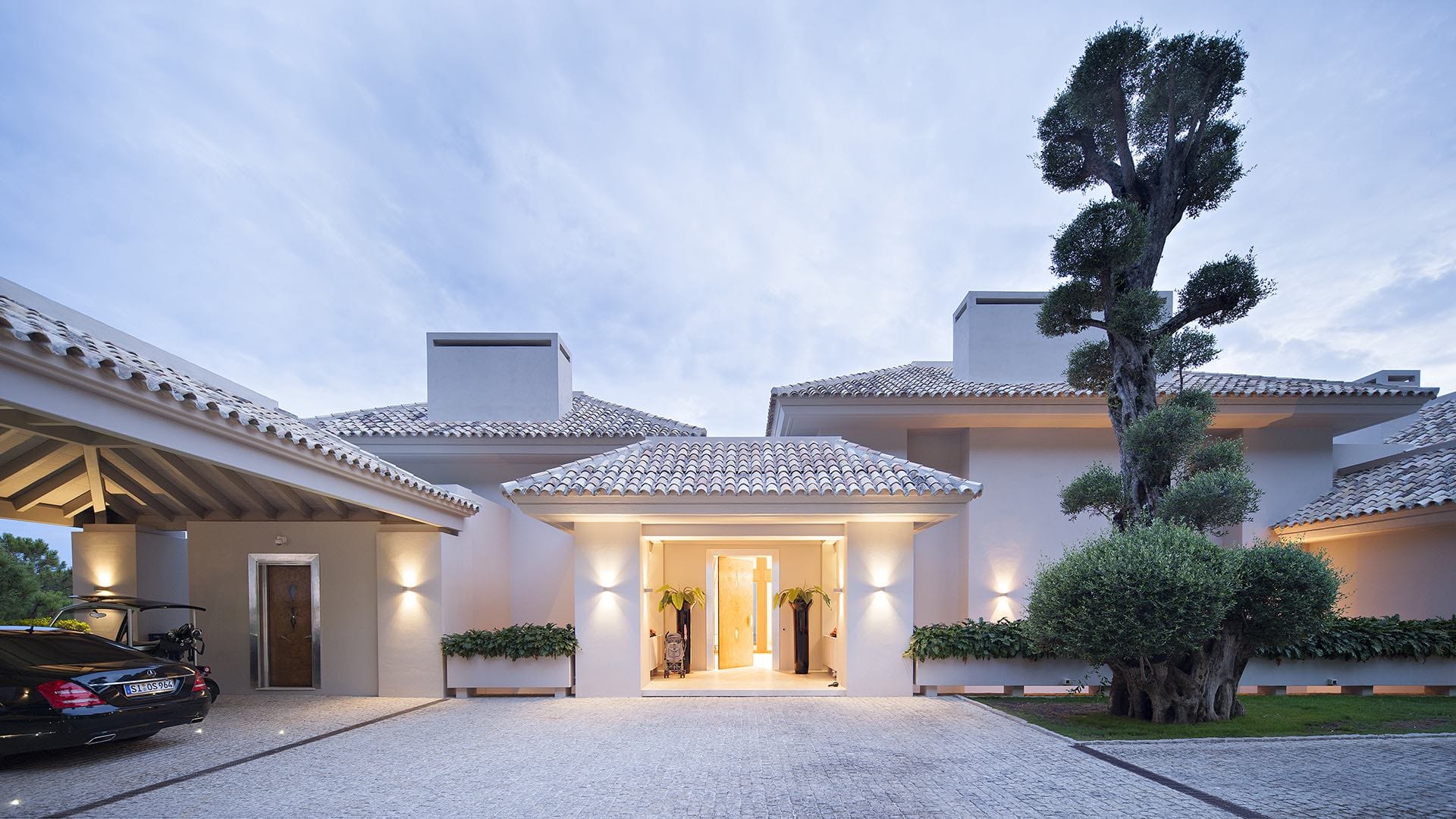 HEADER-tino-proyectos-villa-lujo-zagaleta-marbella-entrada-crema-bianco-granito-gris