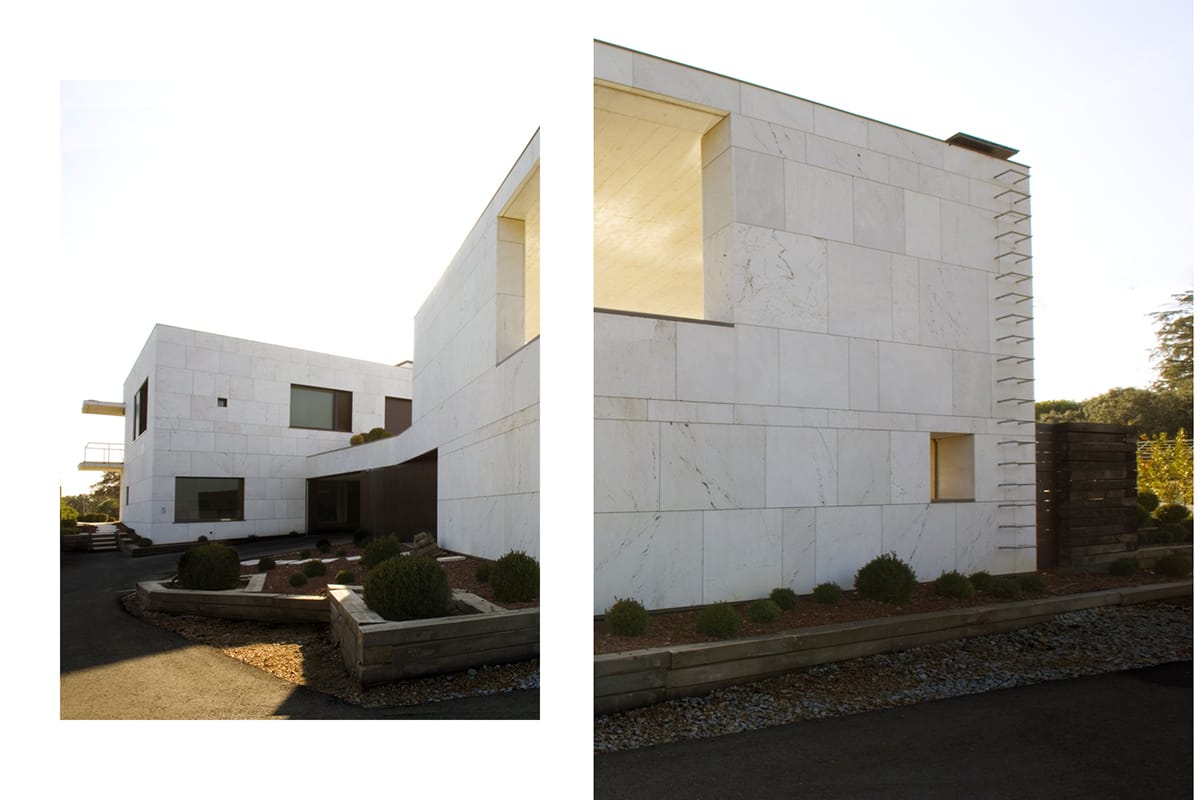 image2-tino-villa-lujo-moraleja-madrid-salon-chimenea-travertino-real-wengue