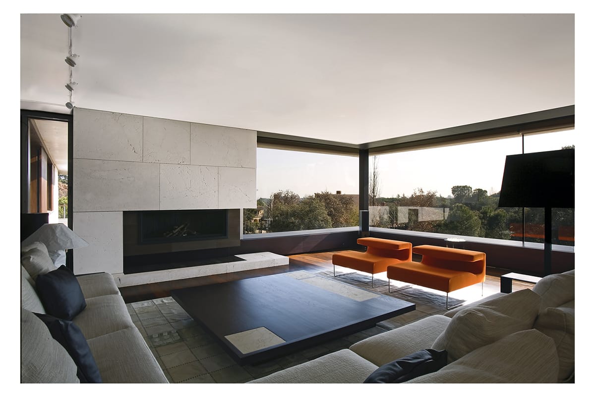 image3-tino-villa-lujo-moraleja-madrid-salon-chimenea-travertino-real-wengue