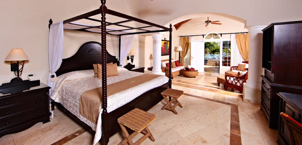 Crema Parador Cream - Travertino Classico - Travertine Classic - Bahia Principe Cayo Levantado Room