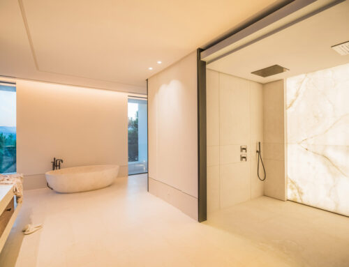 Baños de mármol crema de estilo contemporáneo