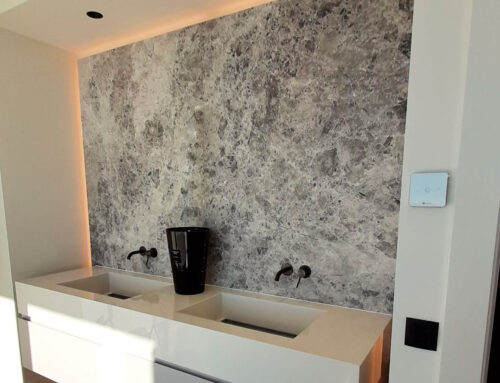Revestimiento de mármol Gris Pacífico para baño – Grandes formatos