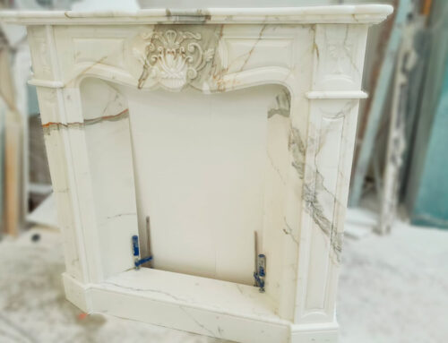 Chimenea de mármol con molduras de estilo clásico