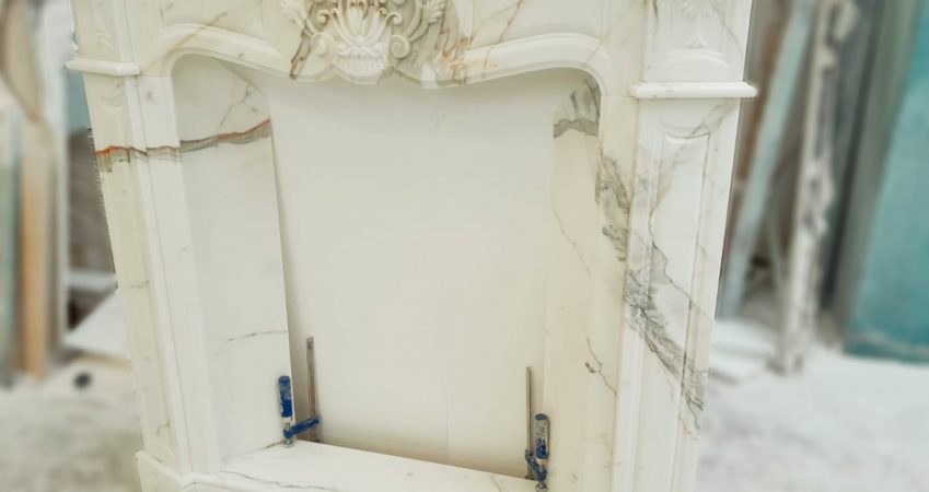 Chimenea de mármol con molduras
